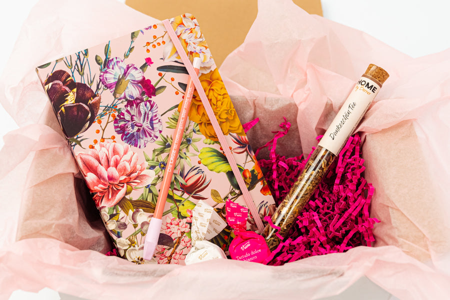 Geschenkbox als kleines Dankeschön gefüllt mit Notizbuch, Bleistift und Tee