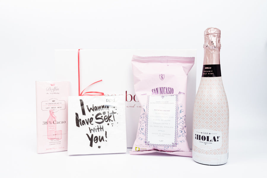 Geschenkbox I wanna have Sekt with you mit Sekt, Schokolade und Chips gefüllt