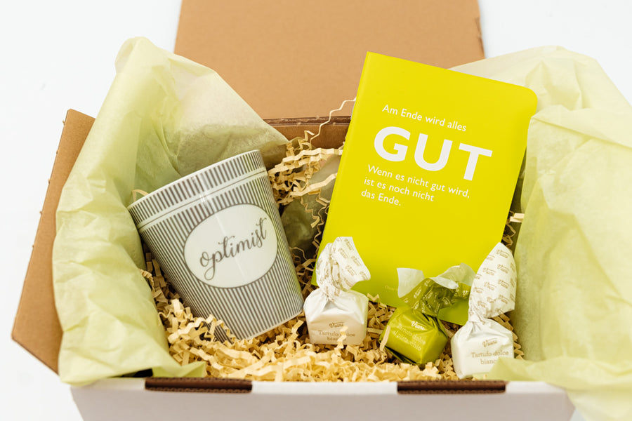 Geschenkbox mit Tasse  "Optimist"  und Notizbuch  "Am Ende  ist alles gut.."
