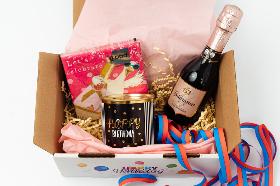 Geschenkbox zum Geburtstag mit Kuchen, Sekt  und Servietten