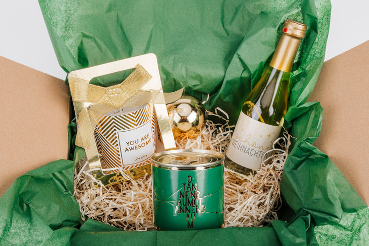 Weihnachts-Geschenkbox "Golden Christmas" mit Kuchen, Sekt und Kerze - ooobox