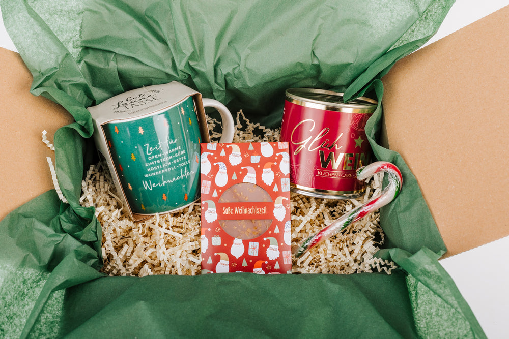 Weihnachts-Geschenkbox "Xmas GrĂŒĂe" mit Kuchen, Tasse und Schoki - ooobox