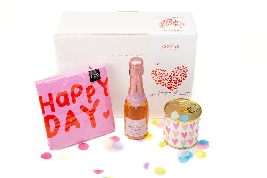 Geschenkbox Love is in the air zur Hochzeit, Verlobung oder Geburtstag mit Kuchen, Sekt und Servietten - ooobox