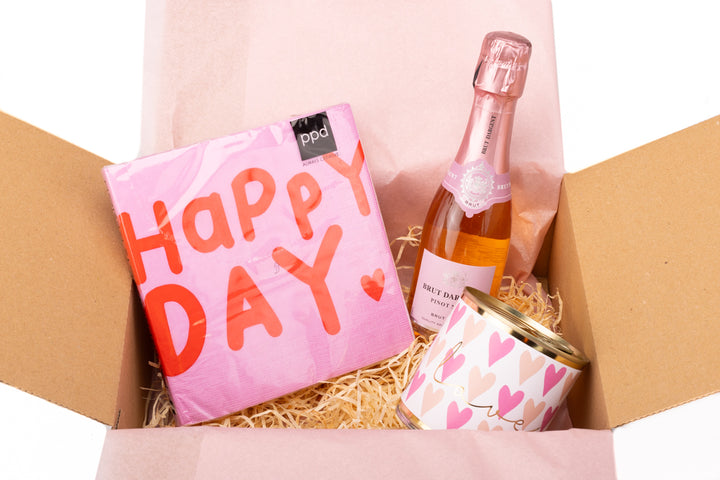 Geschenkbox Love is in the air zur Hochzeit, Verlobung oder Geburtstag mit Kuchen, Sekt und Servietten - ooobox