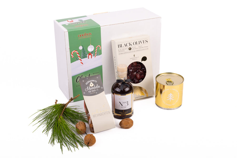 Geschenkbox zu Weihnachten mit Delikatessen gefĂŒllt