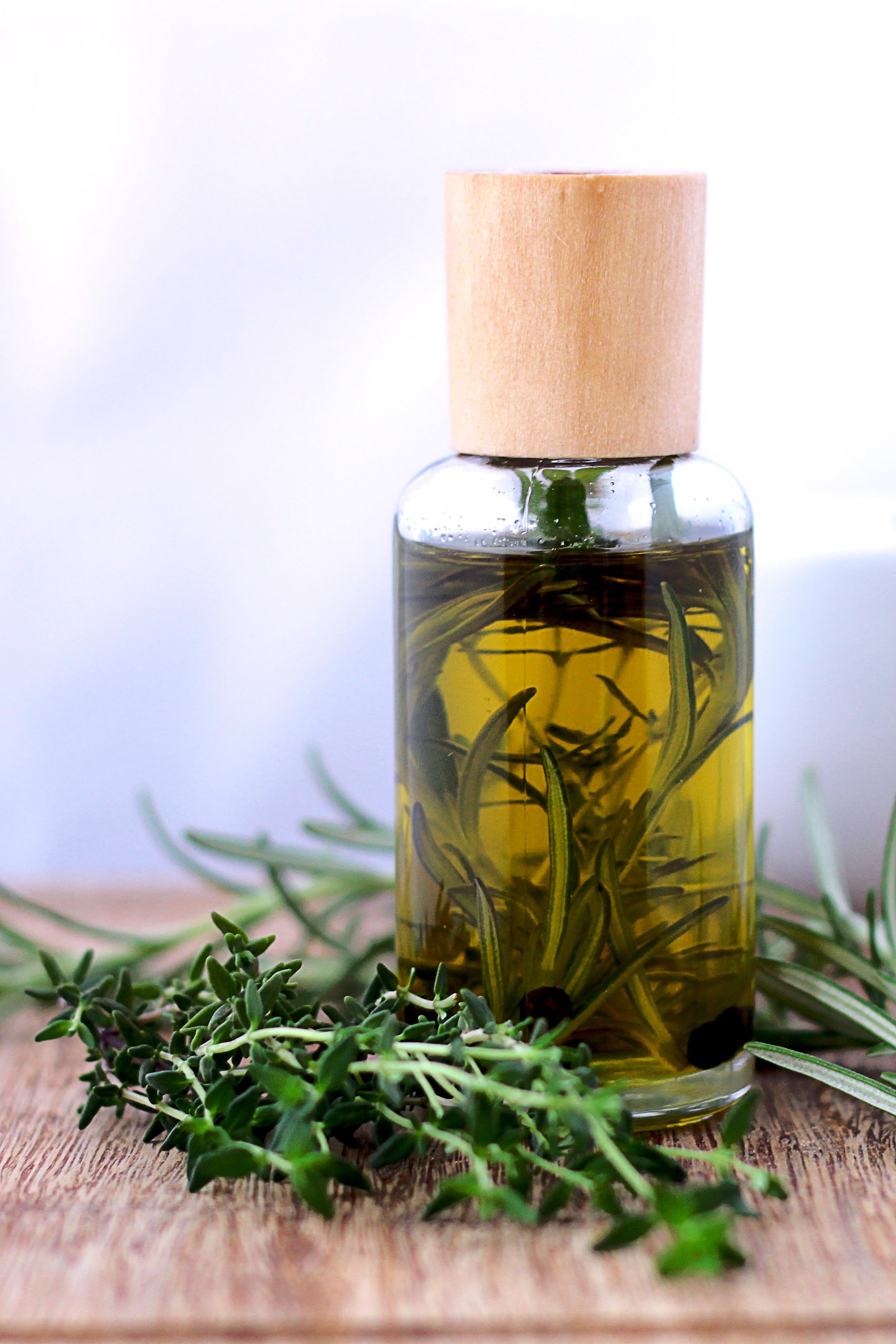 Olivenöl Flasche mit frischem Rosmarin