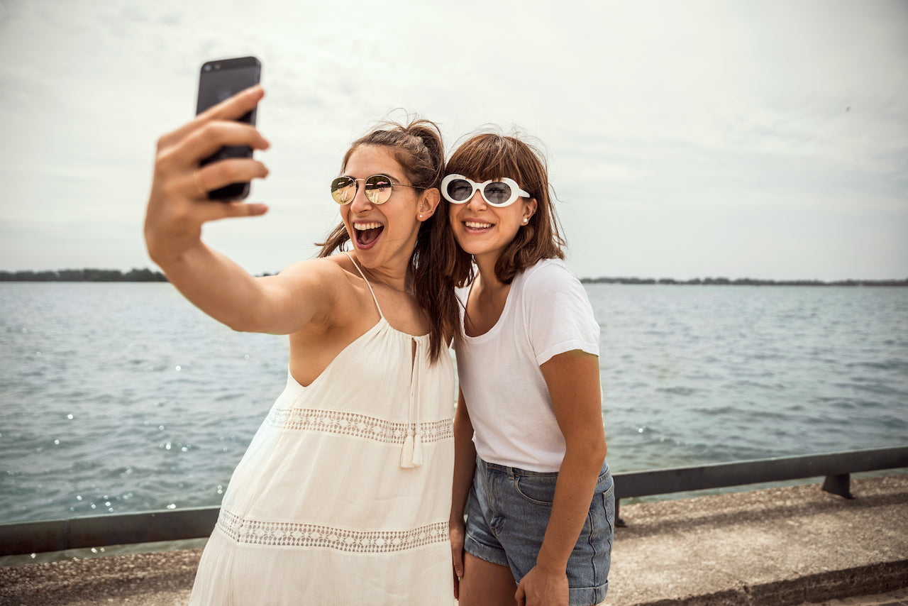 Zwei Freundinnen machen ein Selfie