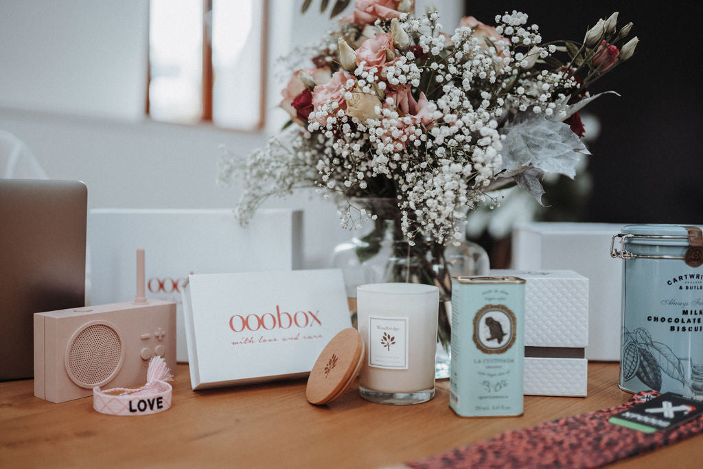 Geschenkboxen mit Blumen und verschiedenen Geschenkartikeln