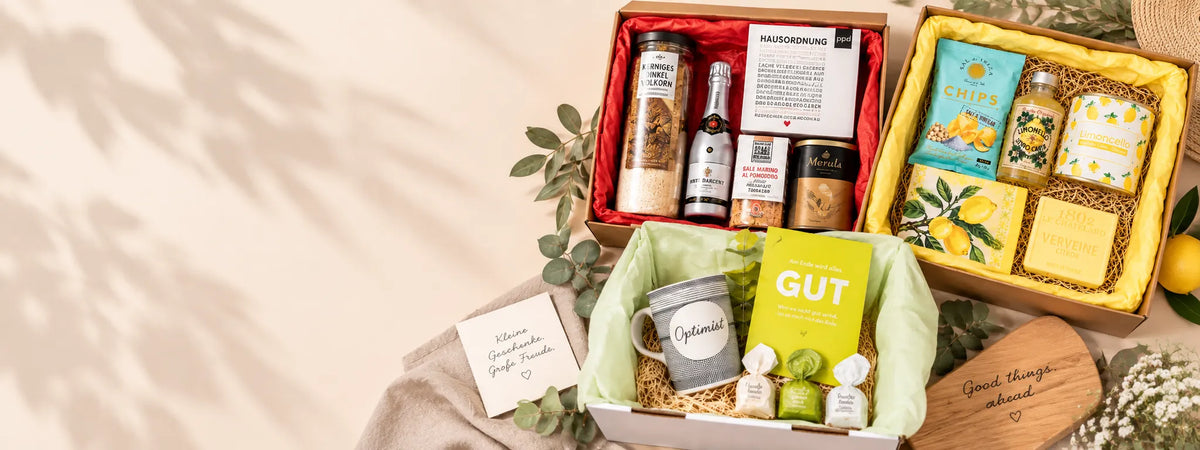 Frau öffnet lächelnd eine Geschenkbox
