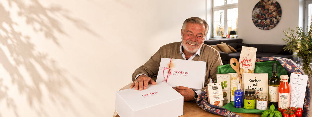 Geschenkboxen mit Blumen und verschiedenen Geschenkartikeln