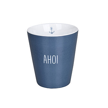 Becher in meerblau mit Ahoi Aufschrift
