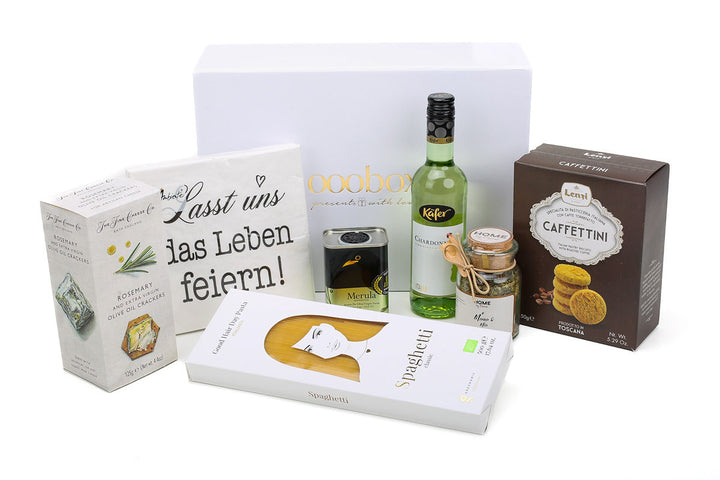 Geschenkbox mit feinen Delikatessen (Nudeln, Olivenöl, Cracker, Servietten etc.)