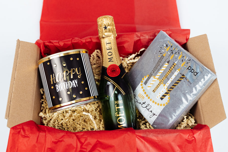 Geschenkbox zum Geburtstag mit Champagner Kuchen und Servietten