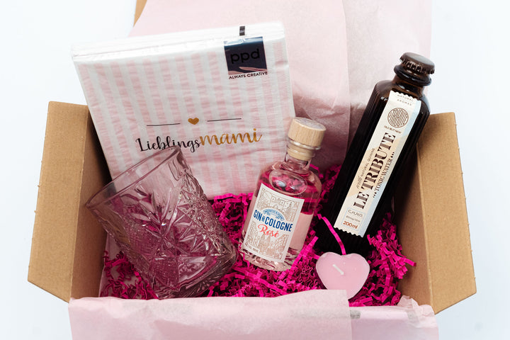 Geschenkbox Ein Prost auf die Mama mit rosa Produkten  (Gin,  Glas, Servietten, Kerze u nd Tonic Water)