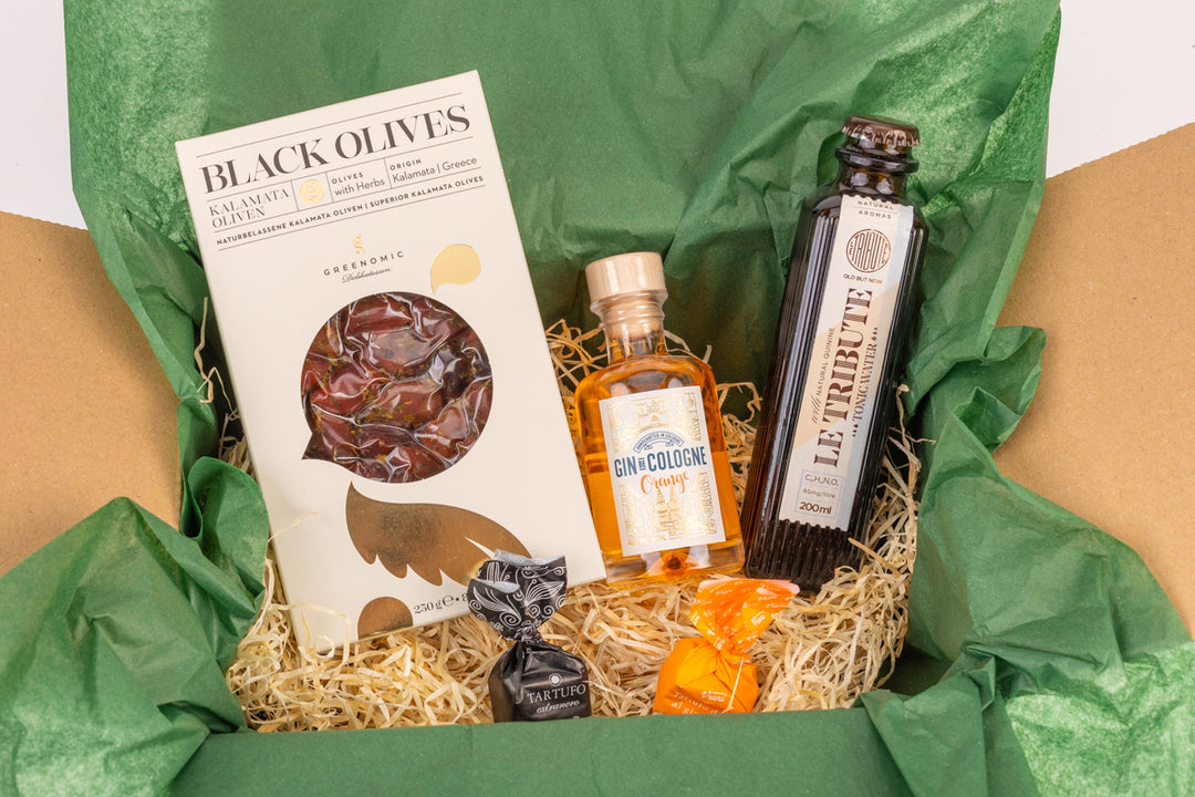 Geschenkbox "Simply the best" mit Gin, Tonic, Schokolade und Oliven