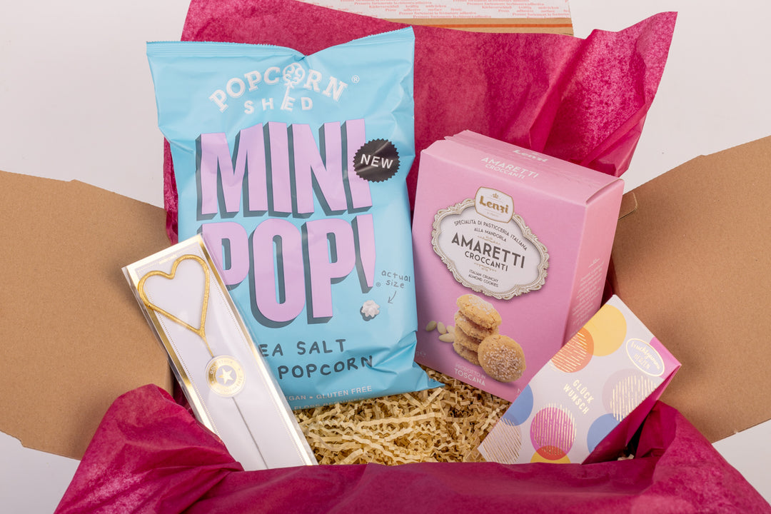 Geschenkbox Happy Birthday to you mit Popcorn, Keksen und Wunderkerze