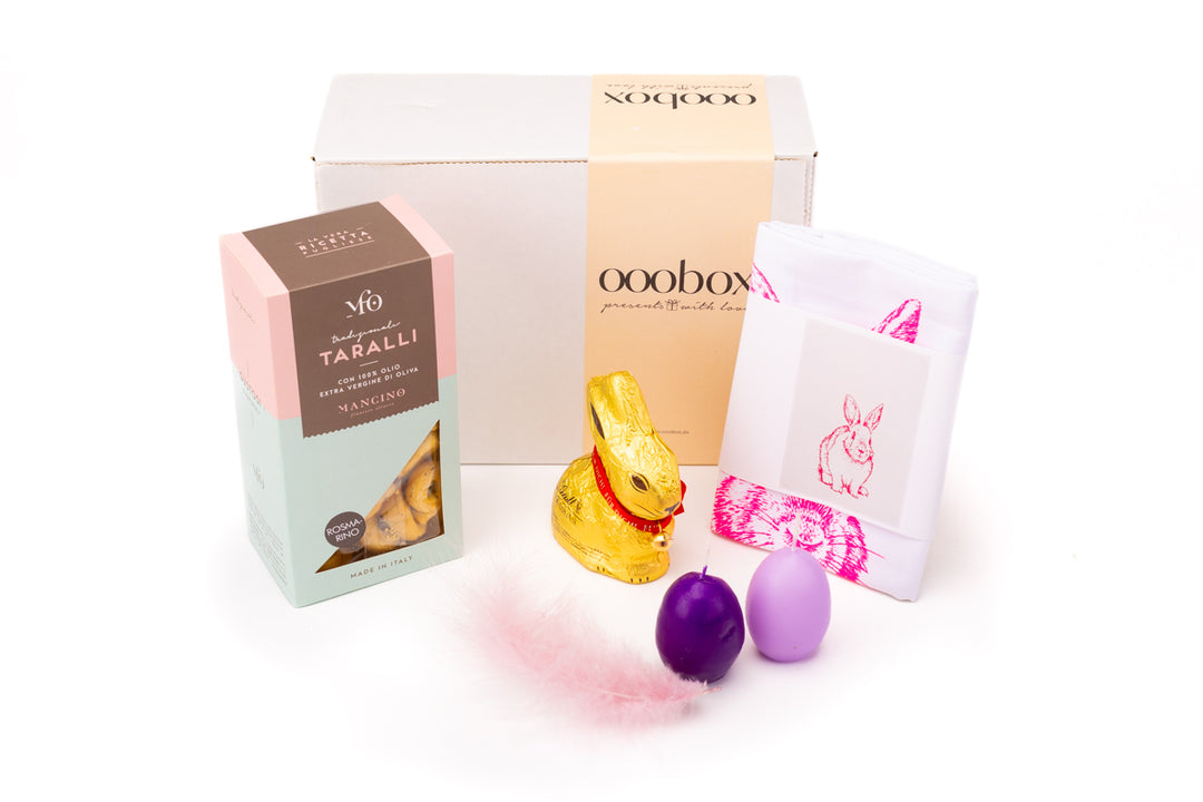 Ostergeschenk für Ladies mit Goldhasen, Kerzen, Küchenhandtuch und Snack