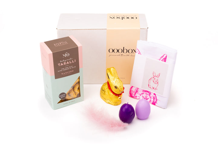 Ostergeschenk für Ladies mit Goldhasen, Kerzen, Küchenhandtuch und Snack