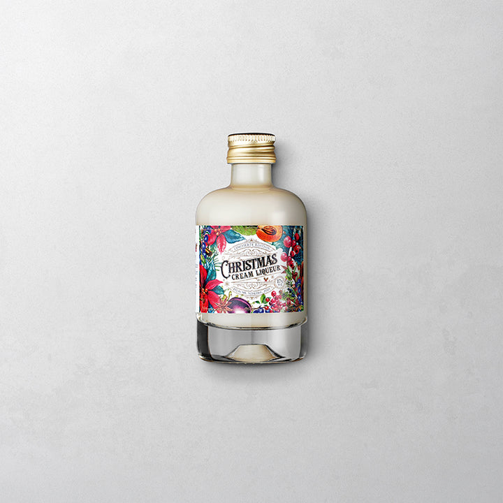 Kleine Weihnachtsüberraschung – Likör, Geschirrtuch & Backausstecher als versandfertige Geschenkidee